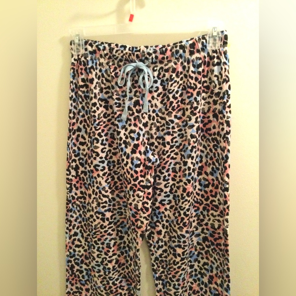 SO Black T-Shirt and Leopard Print Pajama Bundle - Picture 5 of 9